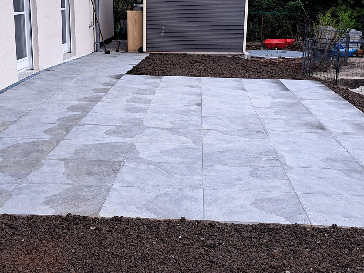 Terrassengestaltung. Terrasse neu gestalten mit  Keramikplatten verlegt